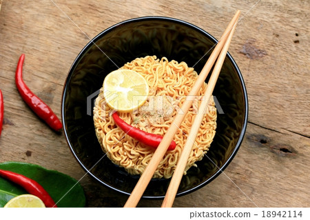 Dried instant noodles 18942114