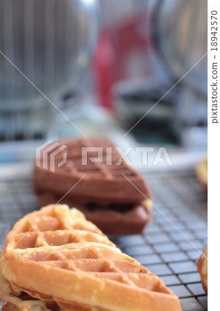 Sweet waffles in the market 18942570