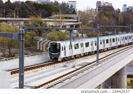仙台市·仙台市地鐵東西線新車和仙台大廈街 18942637