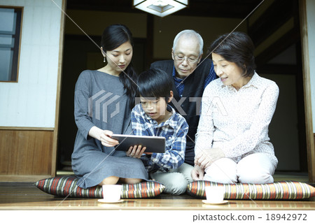 家庭歹徒瀕臨邊緣 家庭歹徒瀕臨邊緣 18942972