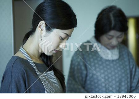 A wife who cooks with my grandmother 18943000