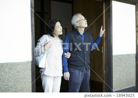 A couple looking at the weather before the walk A couple looking at the weather before the walk 18943025