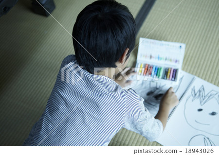 A boy drawing a picture crazy A boy drawing a picture crazy 18943026