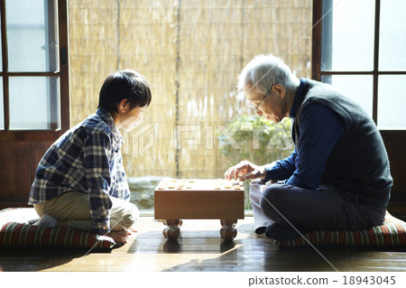 和孫子一起玩shogi的爺爺 18943045