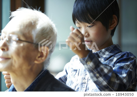 一個孫子在下午拍了拍爺爺的肩膀 18943050