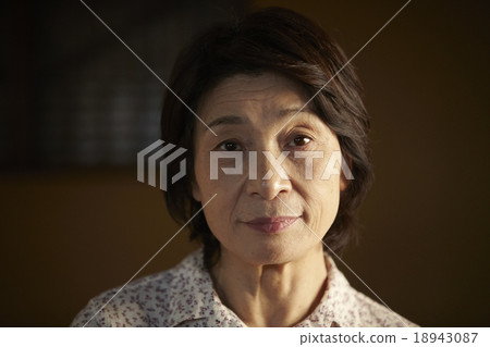 看著前面的奶奶 18943087