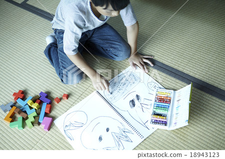 Children enthusiastic about drawing Children enthusiastic about drawing 18943123