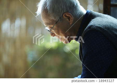 An old man with sorrow An old man with sorrow 18943127