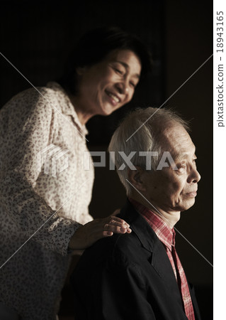 一對成熟夫婦在旅行的地方 18943165