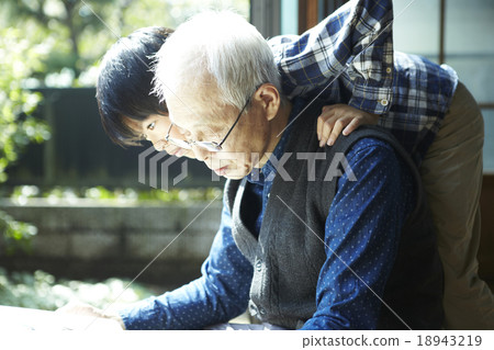 A good grandchild and grandfather 18943219