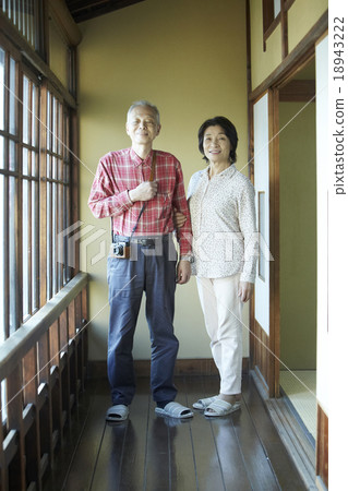 一對成熟夫婦在旅行 一對成熟夫婦在旅行 18943222