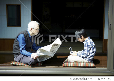 Grandfather and grandchildren facing each other on the verge 18943230