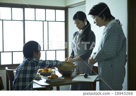 孩子幫忙做飯 18943268