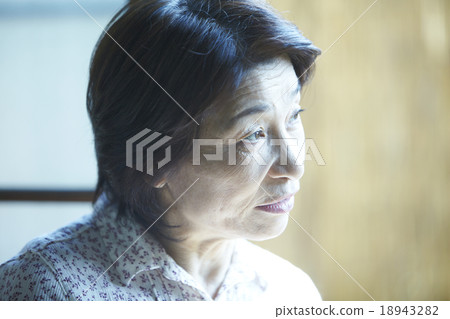 奶奶靜靜地看著花園 18943282