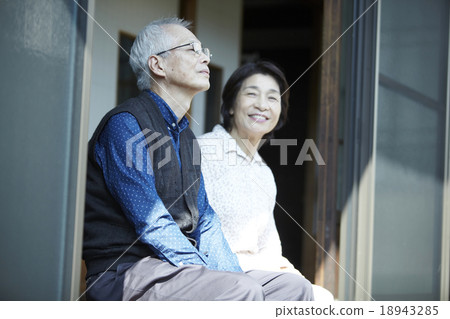 一對成熟夫婦在旅行的地方 18943285