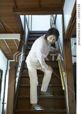 我的祖母膝蓋疼痛地下樓梯 18943286