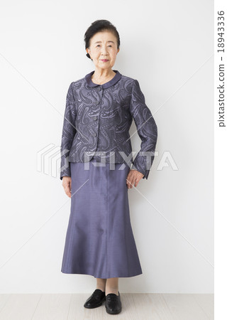 Senior women portrait 18943336