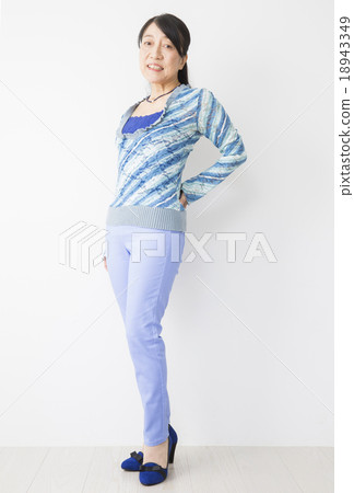 Senior women portrait 18943349