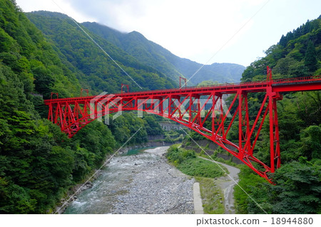 富山縣黑部谷卡車火車鐵橋第1部分 18944880