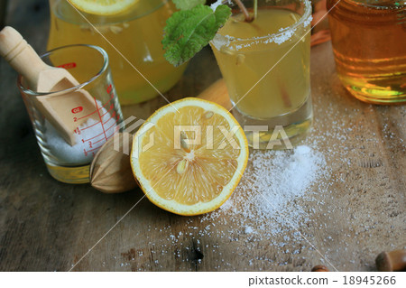 lemon juice 18945266