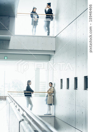 校園裡的大學生 18946466
