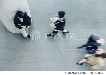 校園裡的大學生 18946827