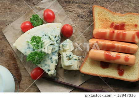 blue cheese with breakfast 18947036