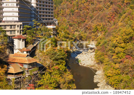 Autumn leaves of Ashinomaki Onsen taking a serpentine stream and sunrise, Aizu, Fukushima Prefecture 18947452