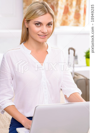 Attractive hotel resident working on her laptop.  18949285