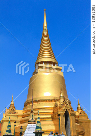 Thai golden pagoda 18951092
