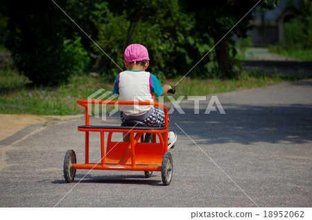 一個女孩玩三輪車玩 一個女孩玩三輪車玩 18952062