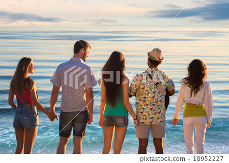 Cheerful young people rest on the nature. 18952227