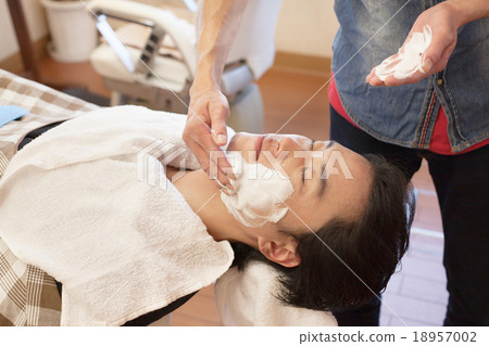 一個男人在理髮店放鬆 18957002