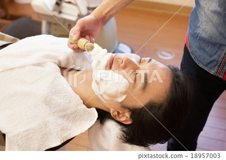 A man to relax at a barber 18957003