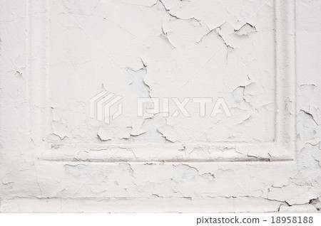 White wall with cracked plaster 18958188
