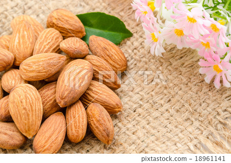 Almonds Almonds 18961141