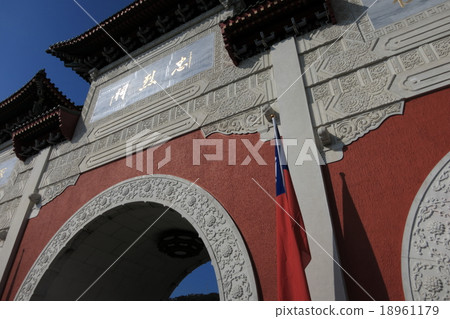 Chonbud shrine main gate 18961179