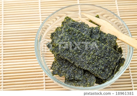 Fried seaweed. 18961381