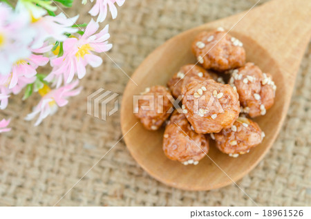 Honey roasted coated peanuts and white sesame. 18961526