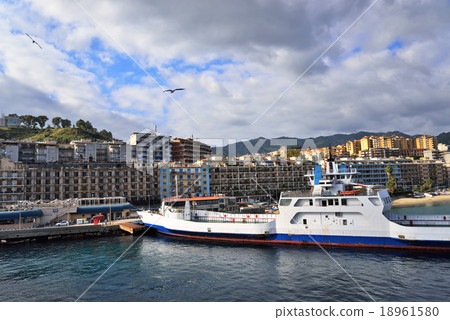 大船停泊在墨西拿港在西西里島 18961580