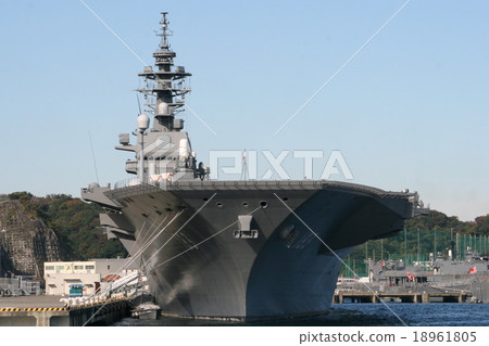 Entrance scenery of the giant escort ship "Izumo" assigned to Yokosuka 18961805