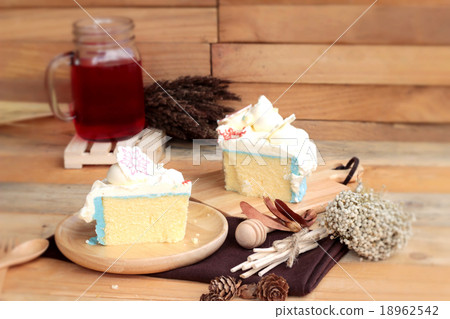 White cream cake delicious and drink red water White cream cake delicious and drink red water 18962542