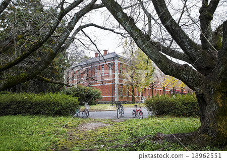 Fifth high school 18962551