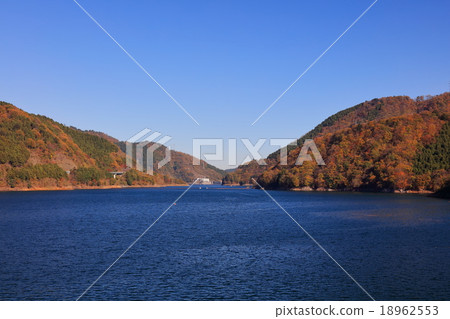Autumn leaves of Miyagase Lake 18962553