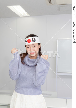 A woman who passes a gap and poses a gut A woman who passes a gap and poses a gut 18962929