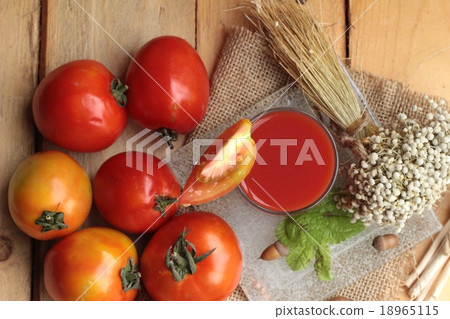 Tomato juice and fresh tomatoes 18965115