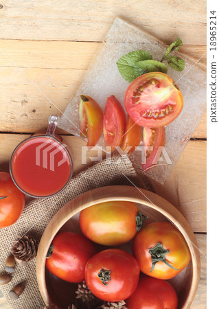 Tomato juice and fresh tomatoes Tomato juice and fresh tomatoes 18965214