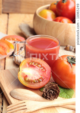 Tomato juice and fresh tomatoes 18965249