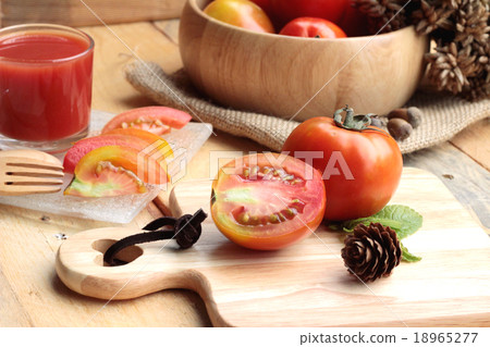 Tomato juice and fresh tomatoes Tomato juice and fresh tomatoes 18965277