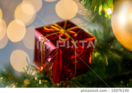 close up of gift box decoration on christmas tree close up of gift box decoration on christmas tree 18976190